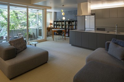 living room (御殿山・W house 〜オリジナルキッチンと造作家具が調和したマンションリノベーション〜)