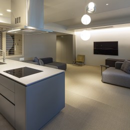 御殿山・W house 〜オリジナルキッチンと造作家具が調和したマンションリノベーション〜 (kitchen - living room)