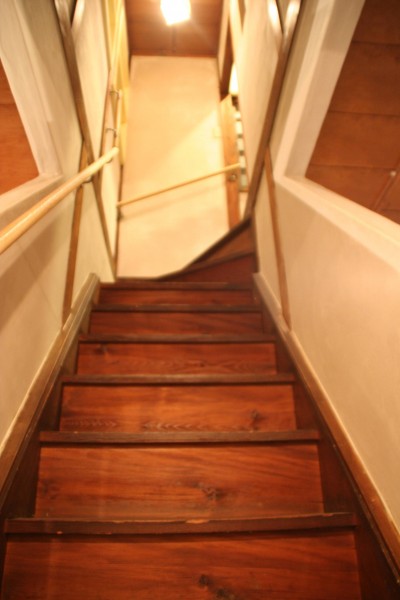 階段 (【摂津市 店舗】純和風の古民家の特長を最大活用しリノベーション)