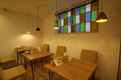 テーブル席 (【大阪市 店舗】女性オーナーの雰囲気いっぱいのカフェ)