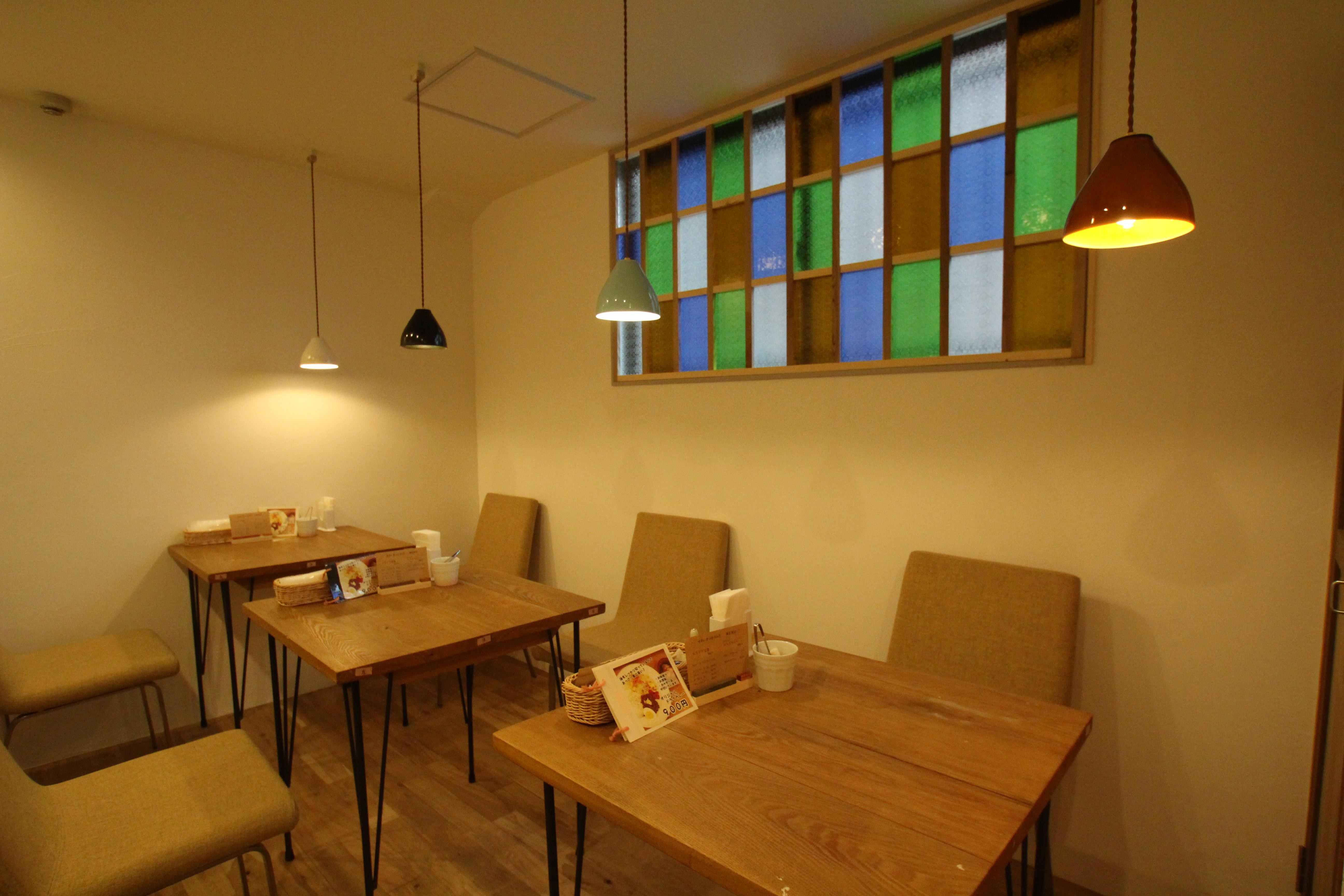 リビングダイニング事例：テーブル席（【大阪市 店舗】女性オーナーの雰囲気いっぱいのカフェ）