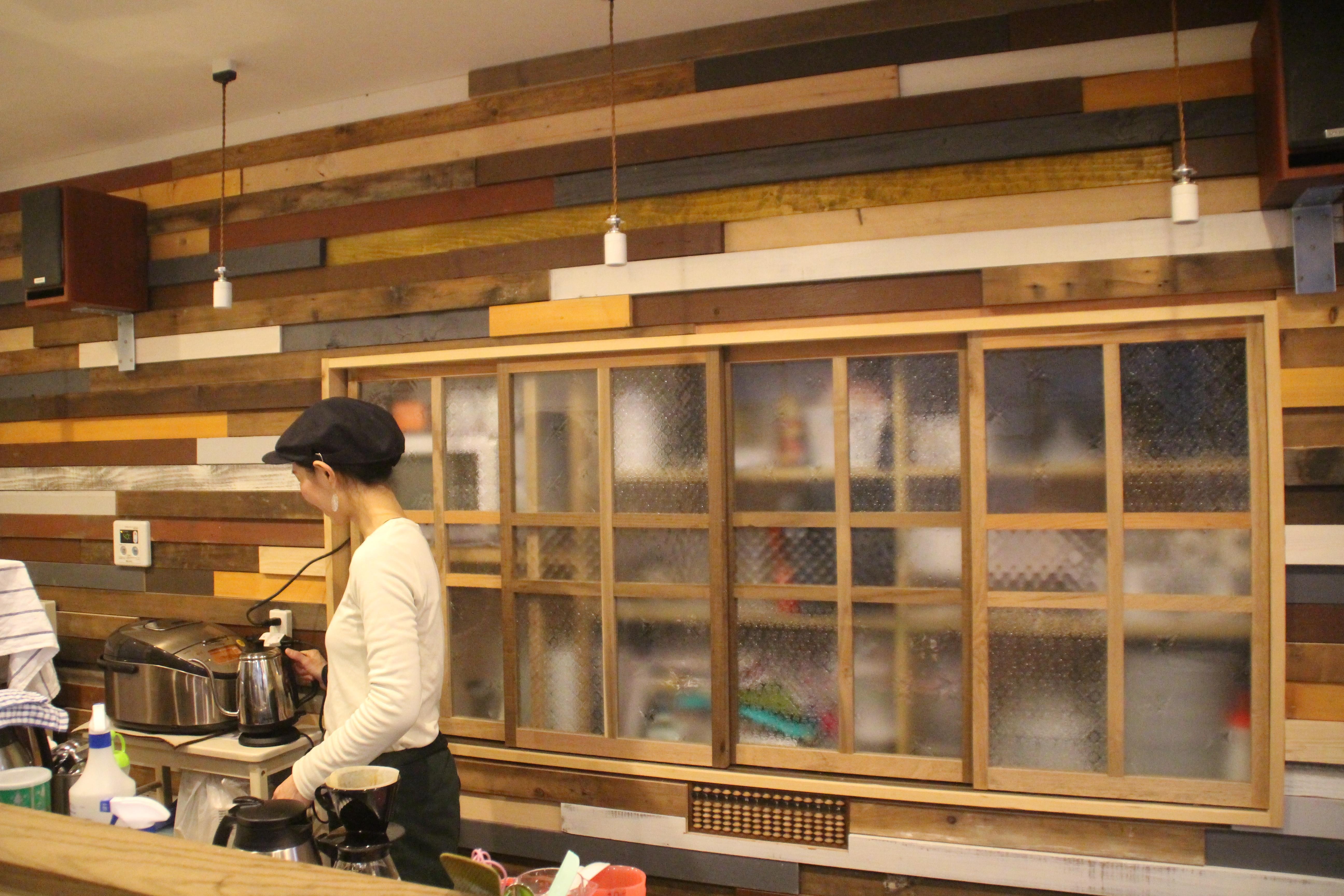 キッチン事例：カウンター（【大阪市 店舗】女性オーナーの雰囲気いっぱいのカフェ）