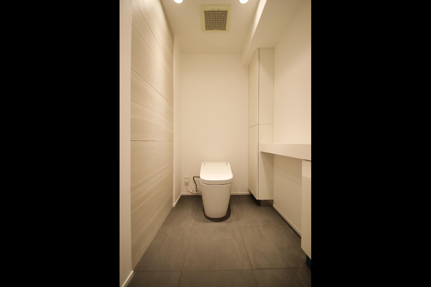 バス/トイレ事例：トイレ（グレートーンの空間に明るい陽を入れ、間取りの中心にⅡ型キッチンを。）
