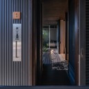 「垂坂山の家」デッキコートとつながる家の写真 木デッキテラスから玄関門扉へ