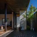 「垂坂山の家」デッキコートとつながる家の写真 木デッキテラスから玄関門扉へ