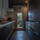 「垂坂山の家」デッキコートとつながる家の写真 キッチンから木デッキテラスへ