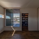 「垂坂山の家」デッキコートとつながる家の写真 ２階の予備室からテラスと書斎
