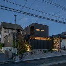 「垂坂山の家」デッキコートとつながる家の写真 外観・夕景