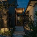 「垂坂山の家」デッキコートとつながる家の写真 玄関アプローチ・夕景