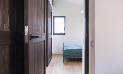 アレルギー反応を持つ子供が住むための和モダン住宅/美しい空気の家 (寝室)