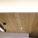 柔らかな灯りの間接照明の写真 羽目板天井