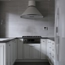 Y邸の写真 ホワイトとグレーでシックな印象のキッチン