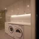 Y邸の写真 ビルトイン洗濯機と乾燥機ですっきり空間