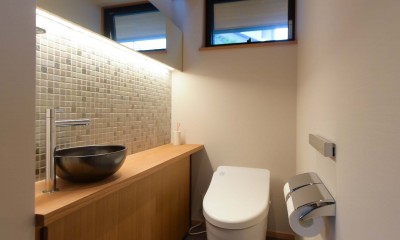 埼玉県北鴻巣の家 (鏡と照明のある明るいトイレ)