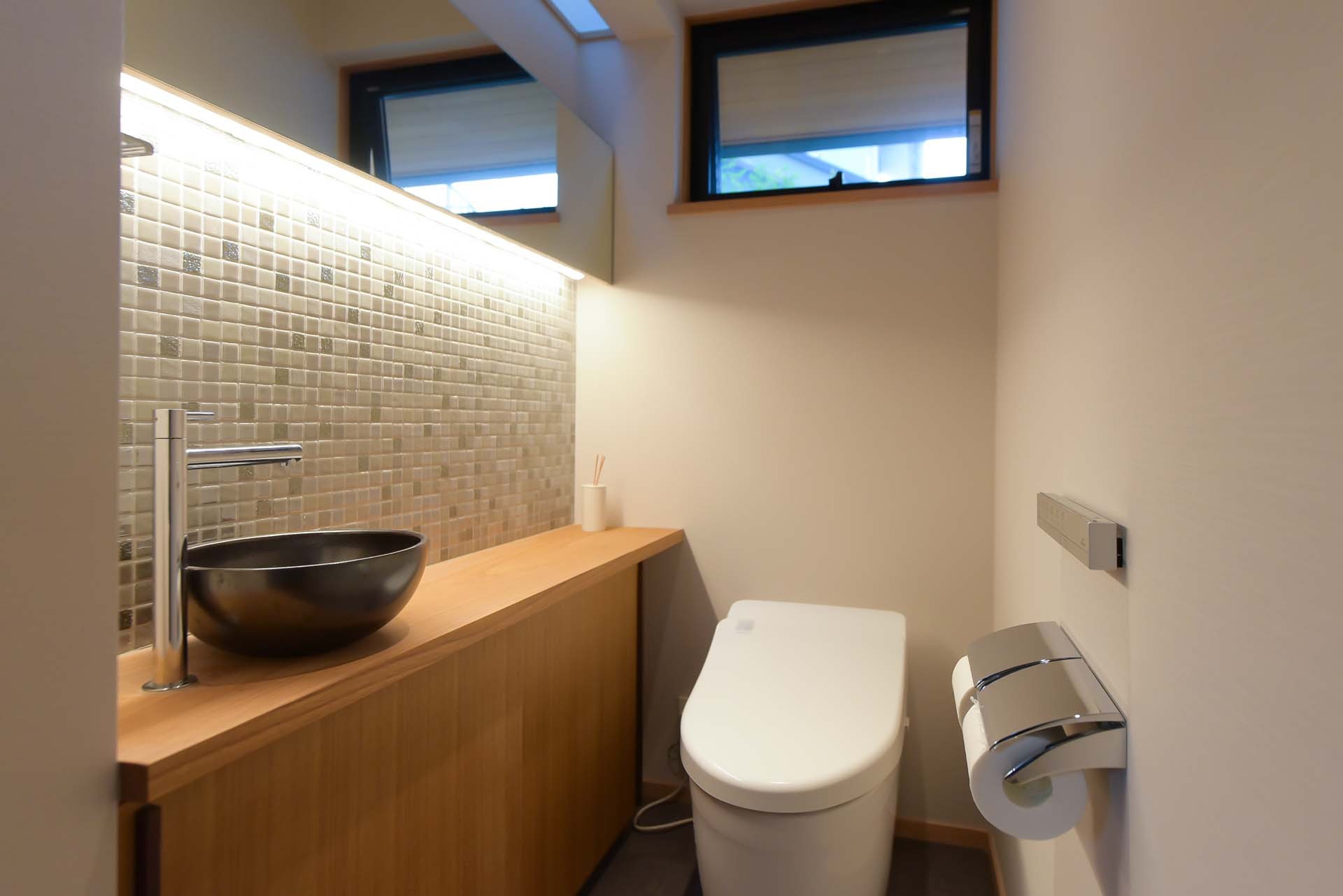 バス/トイレ事例：鏡と照明のある明るいトイレ（埼玉県北鴻巣の家）