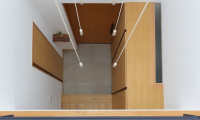 埼玉県北鴻巣の家 (２階廊下から玄関を見下ろす)