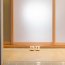 習志野市Fさんの家の写真 リビングの明かるさが漏れる玄関