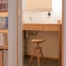 習志野市Fさんの家の写真 本棚で仕切られた洗面スペース