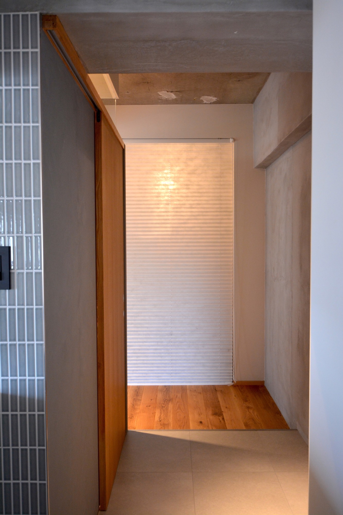 収納事例：納戸はプリーツスクリーンで閉じていて、その奥の照明をつけると光壁の間接照明になります。（調布市のWさんの家）
