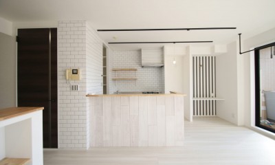 キッチン｜ブラックフレーム建具×足場板×タイル。ホワイトなポップ空間