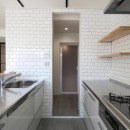 ブラックフレーム建具×足場板×タイル。ホワイトなポップ空間の写真 キッチン