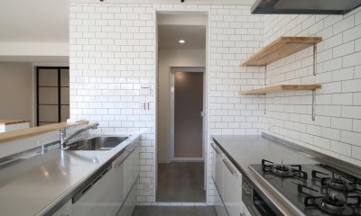 キッチン｜ブラックフレーム建具×足場板×タイル。ホワイトなポップ空間