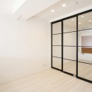 ブラックフレーム建具×足場板×タイル。ホワイトなポップ空間の写真 寝室