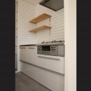 ブラックフレーム建具×足場板×タイル。ホワイトなポップ空間の写真 キッチン