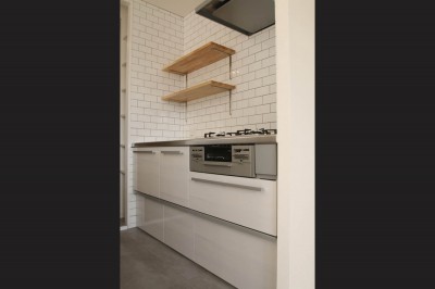 キッチン (ブラックフレーム建具×足場板×タイル。ホワイトなポップ空間)