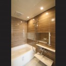 ブラックフレーム建具×足場板×タイル。ホワイトなポップ空間の写真 浴室