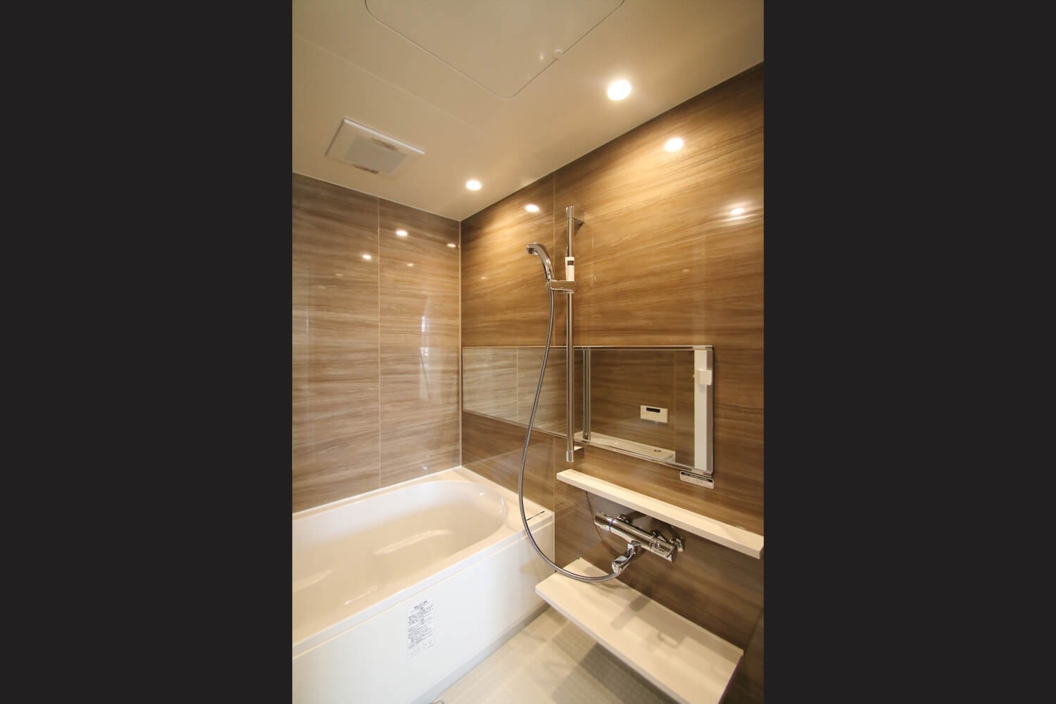 バス/トイレ事例：浴室（ブラックフレーム建具×足場板×タイル。ホワイトなポップ空間）