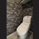 ブラックフレーム建具×足場板×タイル。ホワイトなポップ空間の写真 トイレ