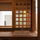突抜の町家/素材の質感 京町家リノベーションの写真 洗面室