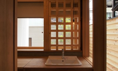 突抜の町家/素材の質感 京町家リノベーション (洗面室)