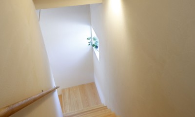 「中庭のある無垢な珪藻土の家」 (階段)