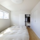 「中庭のある無垢な珪藻土の家」の写真 寝室とクローゼット