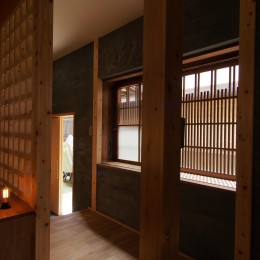 突抜の町家/素材の質感 京町家リノベーション (玄関)