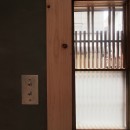 突抜の町家/素材の質感 京町家リノベーションの写真 玄関