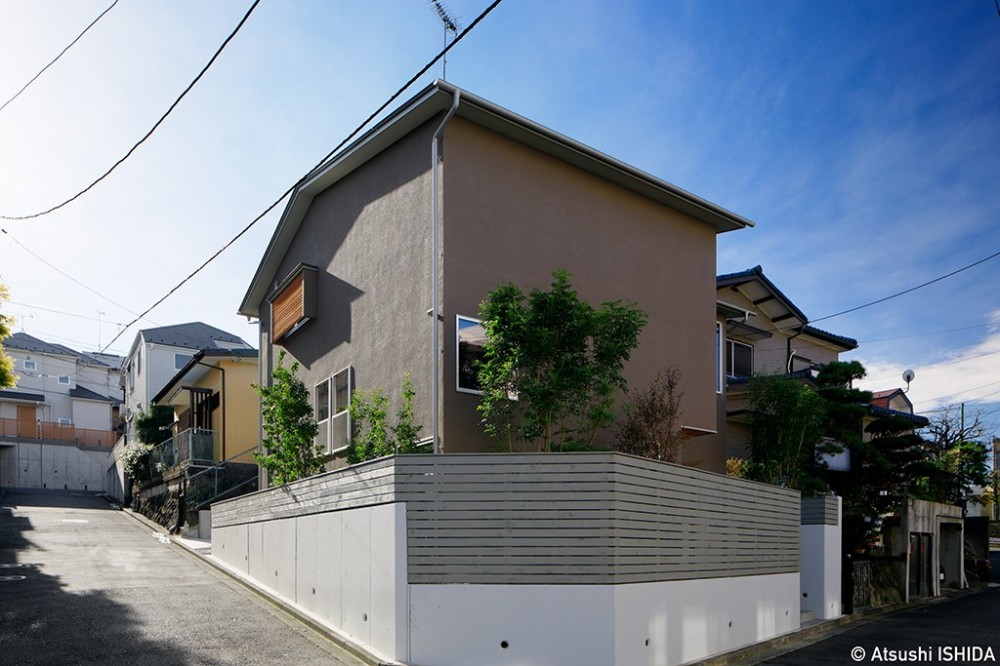 周囲に閉じて内部に開く傾斜地の家 注文住宅事例 Suvaco スバコ