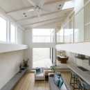 白く暖かい家の写真 開放的な吹き抜け空間のリビングルーム