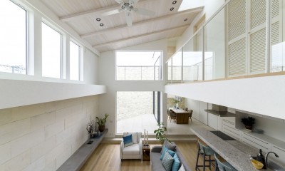 開放的な吹き抜け空間のリビングルーム｜白く暖かい家