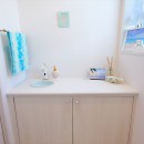 Ocean front House(オーシャン　フロント　ハウス）海を見て暮らす家の写真 トイレ内手洗い：造作キャビネット