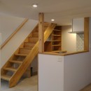 Nk-Houseの写真 キッチンと階段