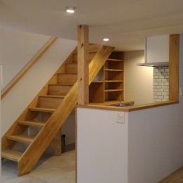 Nk-House (キッチンと階段)