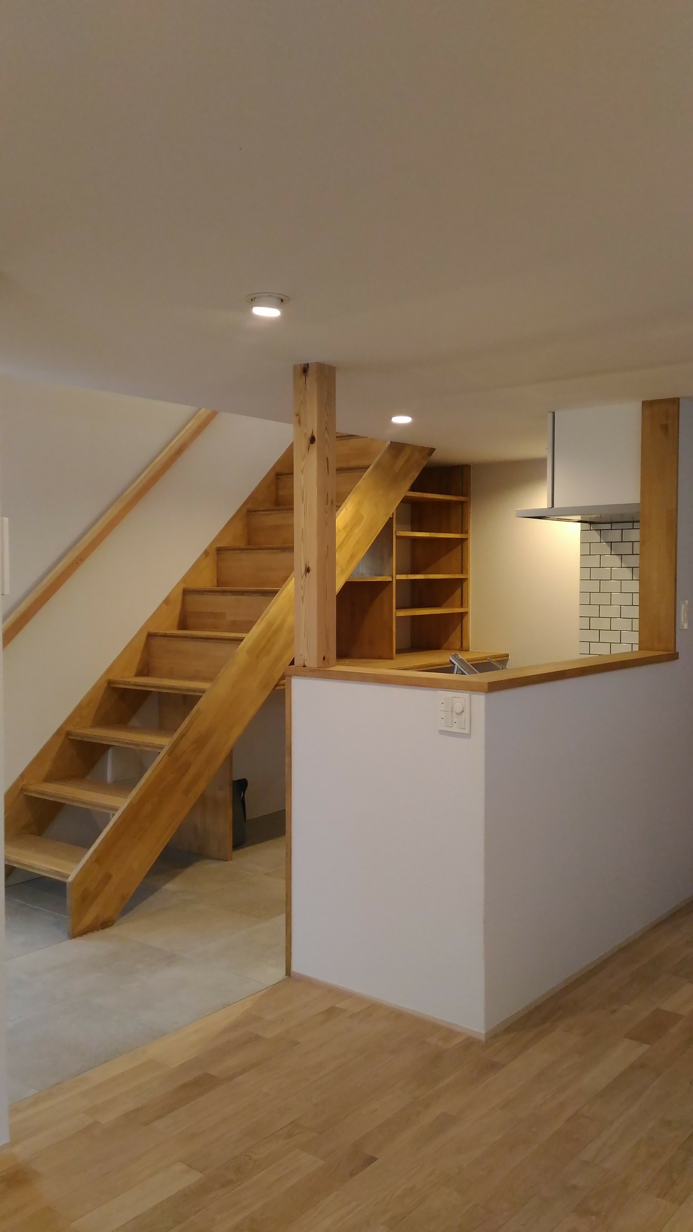 キッチン事例：キッチンと階段（Nk-House）