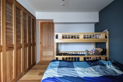 寝室 (木張りで やさしい空間に)