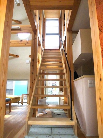 リビング階段 (ちいさな木のオフィス　〜 カフェのような店舗併用住宅 〜)