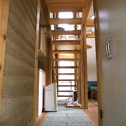 ちいさな木のオフィス　〜 カフェのような店舗併用住宅 〜 (リビング階段)