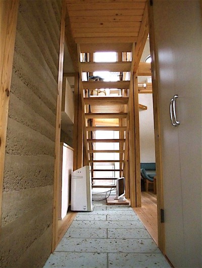 リビング階段 (ちいさな木のオフィス　〜 カフェのような店舗併用住宅 〜)