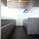 羽目板天井のキッチン空間の写真 キッチン